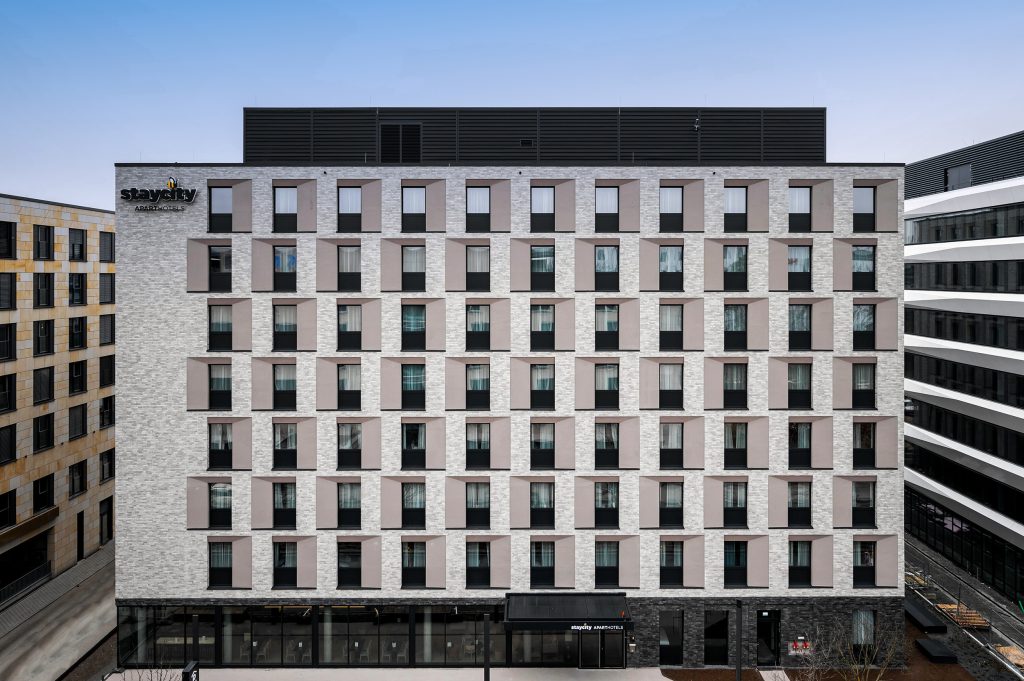 Projekt von OFB und Groß & Partner in Gateway Gardens fertiggestellt: Staycity Aparthotel Frankfurt Airport eröffnet