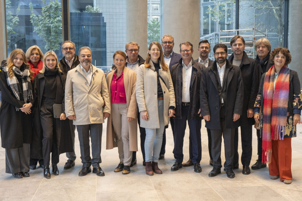 Groß & Partner empfängt Hessischen Minister für Wirtschaft, Energie, Verkehr, Wohnen und ländlichen Raum Kaweh Mansoori und Frankfurts Planungsdezernent Prof. Marcus Gwechenberger im Hochhausquartier FOUR Frankfurt