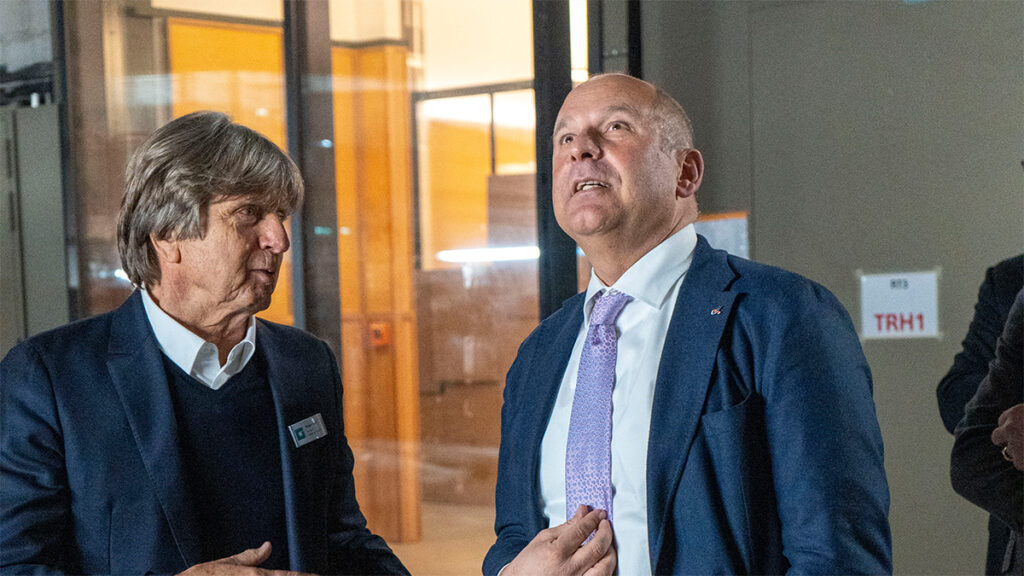 Hessische Minister des Innern, für Sport und Heimatschutz, Prof. Roman Poseck besucht FOUR Frankfurt